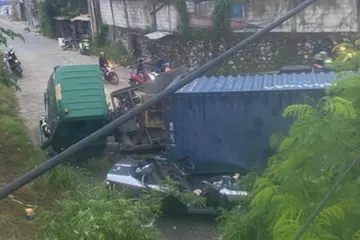 pasutri-dan-balita-tewas-usai-corolla-tertimpa-truk-di-karawang