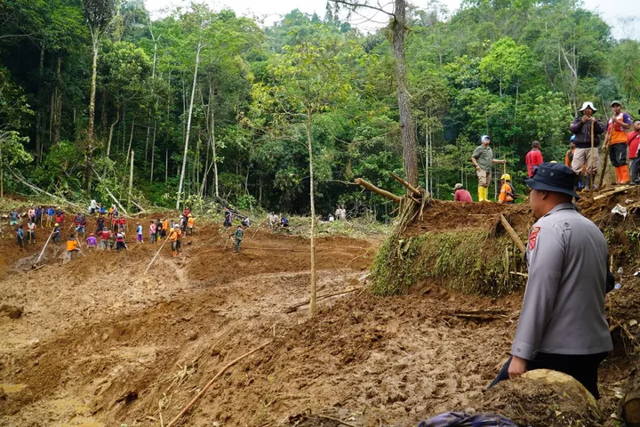 setelah-sepekan-pencarian-2-petani-tertimbun-longsor-dihentikan