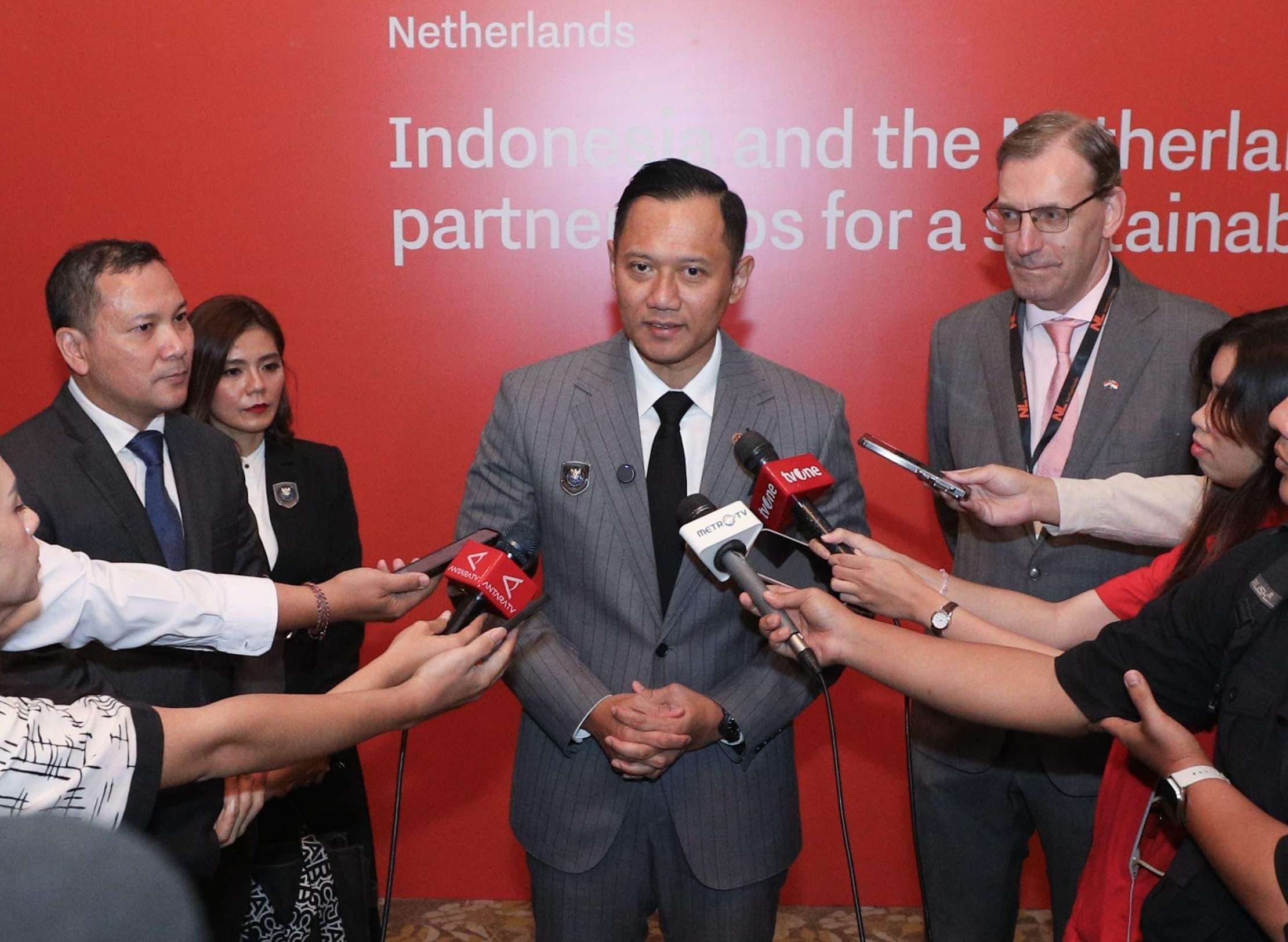 ahy-ajak-pelaku-usaha-belanda-kolaborasi-dalam-proyek-giant-sea-wall