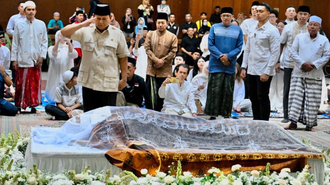 prabowo-beri-penghormatan-terakhir-kepada-alm-eddie-nalapraya