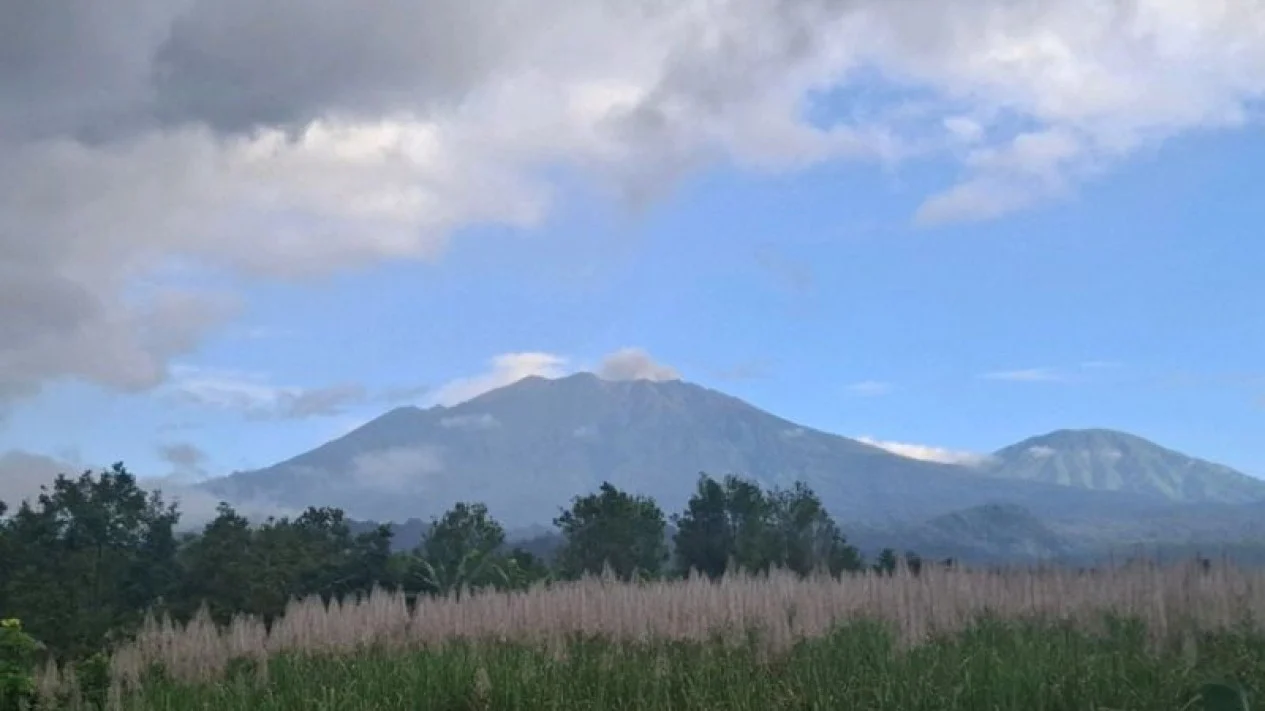 erupsi-gunung-raung-capai-400-meter