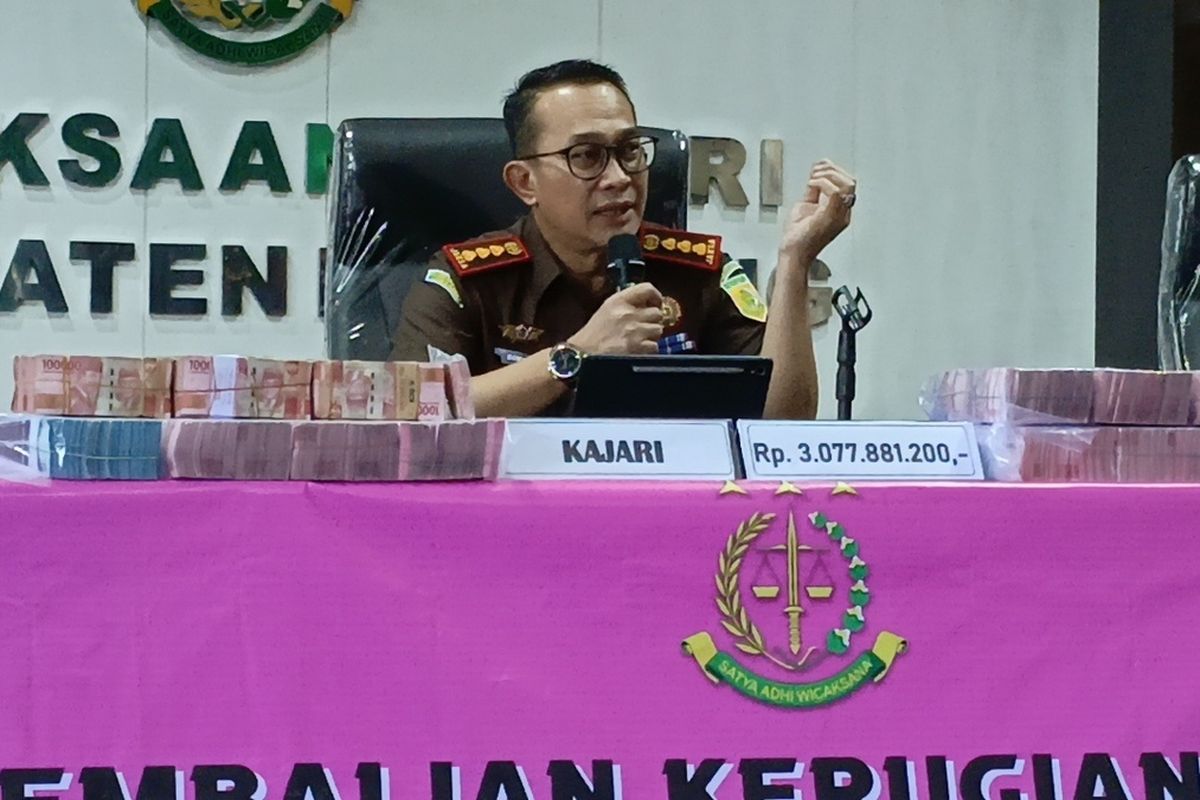 kejari-bandung-pamer-uang-sitaan-dugaan-korupsi-karavan-covid-19