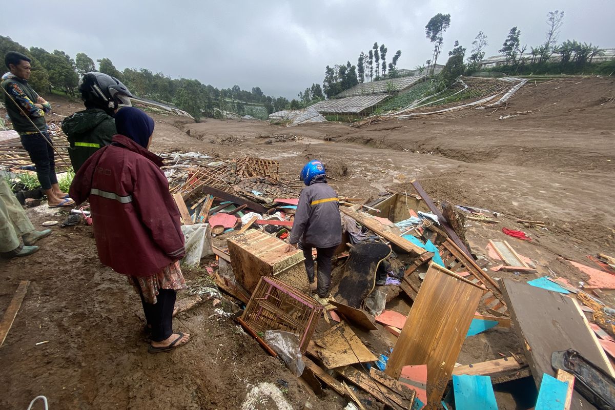 longsor-gunung-burangrang-tewaskan-10-orang-82-masih-dicari