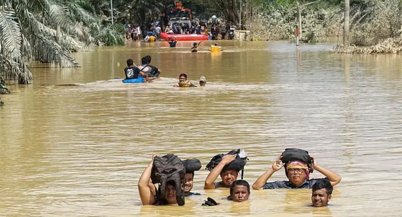 tanggul-jebol-kampung-raja-aceh-tamiang-kembali-terendam-banjir