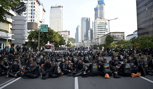 polisi-mulai-bubarkan-massa-aksi-damai-di-bawaslu