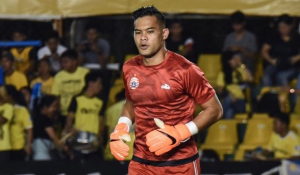 kiper-persija-andritany-alami-patah-tangan