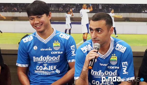 pelatih-persib-berharap-jupe-dan-artur-beri-dampak-positif