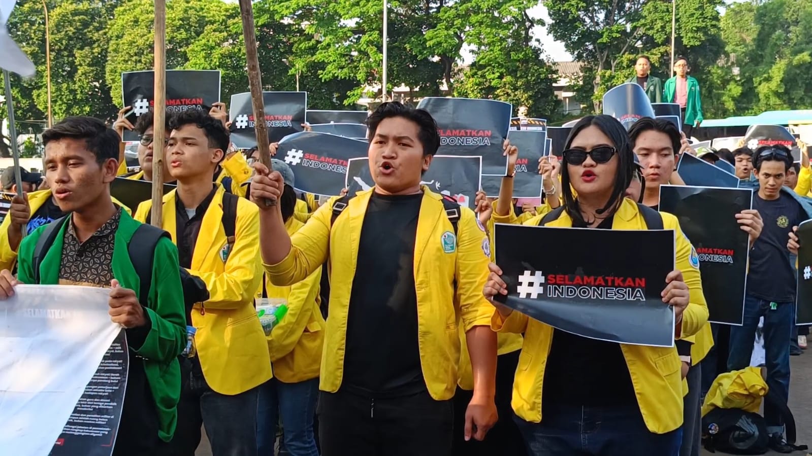 gelar-aksi-damai-di-dpr-bem-si-ajukan-13-tuntutan