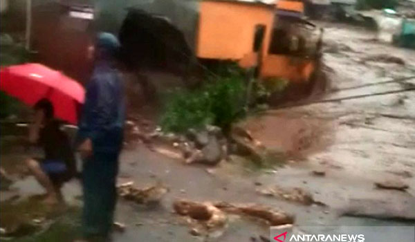 selain-di-cicurug-banjir-bandang-terjang-kecamatan-cidahu-sukabumi