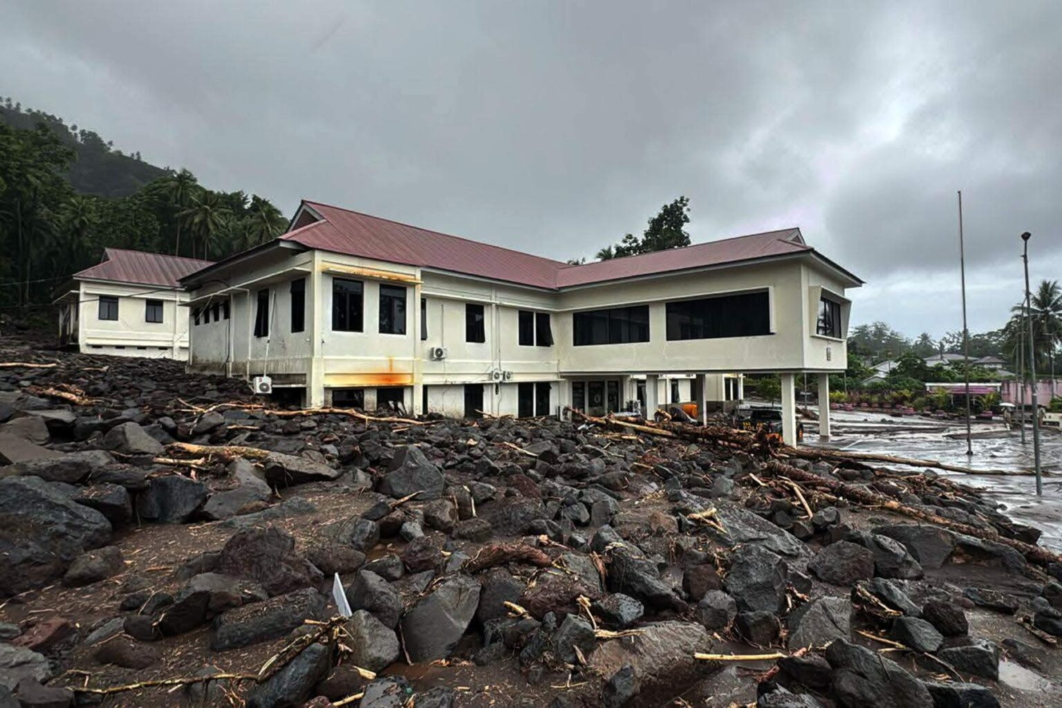 693-warga-pulau-siau-masih-mengungsi-usai-banjir-bandang