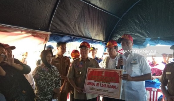 mensos-serahkan-bantuan-rp1-miliar-untuk-bengkulu