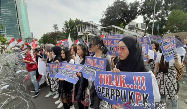 pilih-jalur-konstitusi-bem-jakarta-tolak-perppu-kpk