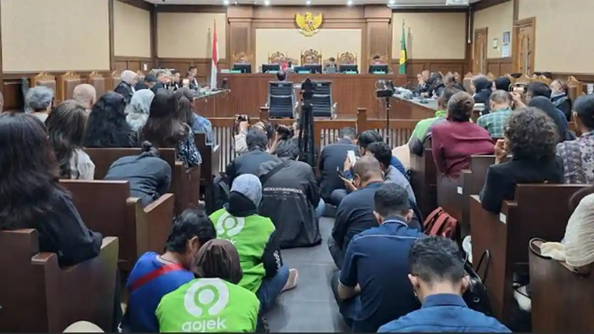 driver-ojol-setia-hadiri-sidang-nadiem-makarim-rela-duduk-di-lantai