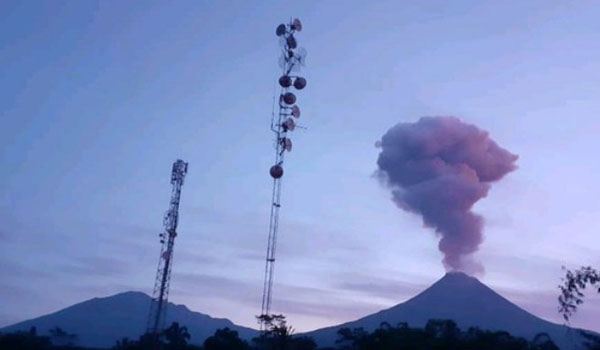 gunung-merapi-mengalami-erupsi-dengan-tinggi-kolom-2000-meter