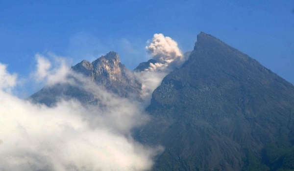 gunung-merapi-luncurkan-guguran-lava-pijar-ke-kali-gendol