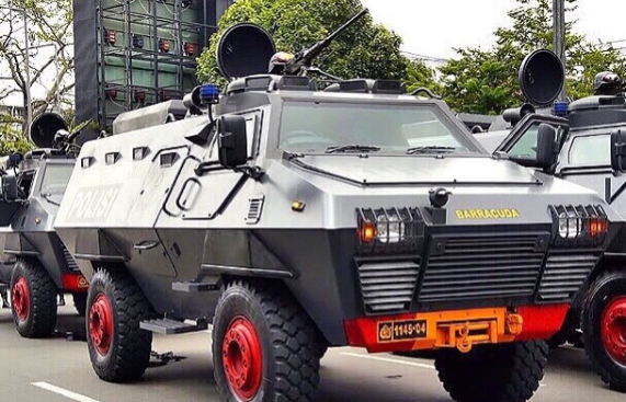rantis-brimob-barracuda-kendaraan-seberat-11-ton-pelindas-ojol
