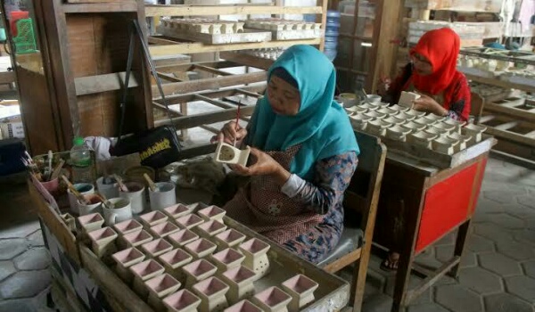 kemenperin-pacu-produktivitas-dan-daya-saing-industri-keramik
