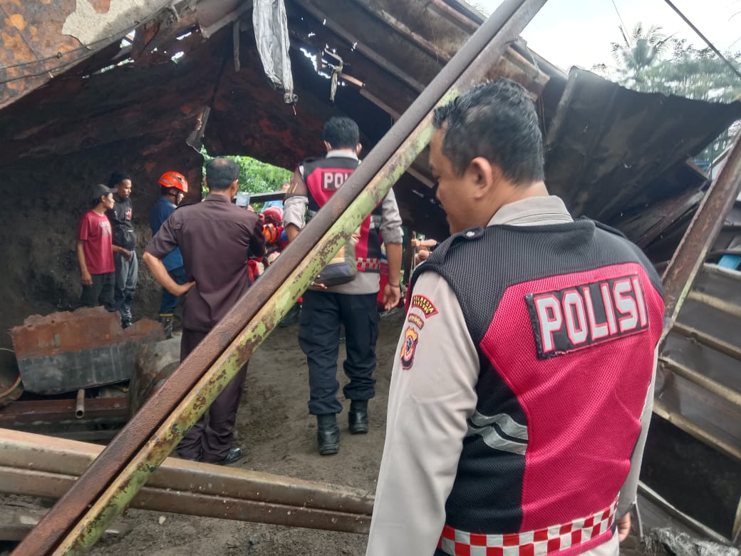 bangunan-pabrik-roboh-tiga-orang-tertimpa-satu-meninggal-dunia