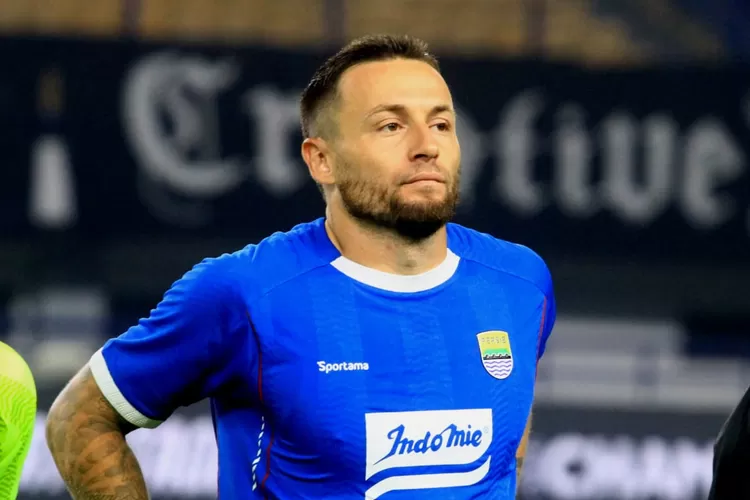 marc-klok-sebut-laga-persib-lawan-persita-di-bali-tidak-profesional