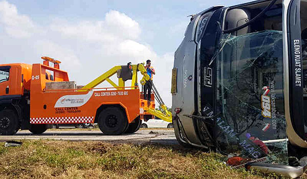 kecelakaan-di-tol-cipali-majalengka-1-orang-tewas-3-luka-berat