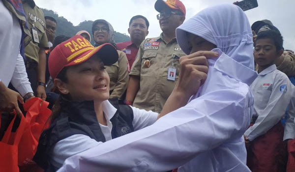 istri-menteri-sosial-semangati-pelajar-terdampak-banjir-di-lebak