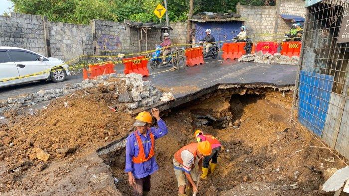 akibat-hujan-deras-jalan-sangkuriang-barat-cimahi-ambles