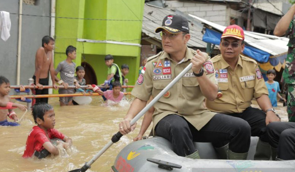 mensos-pastikan-semua-korban-banjir-ditangani-dengan-baik