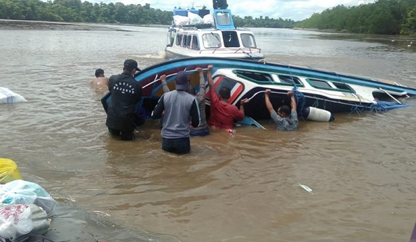 gelombang-tinggi-akibatkan-speedboat-terbalik-tiga-bocah-tewas