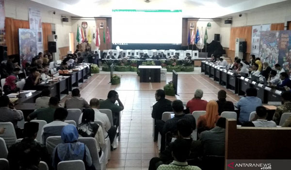 kpu-jabar-mulai-buka-rapat-pleno-rekapitulasi-suara