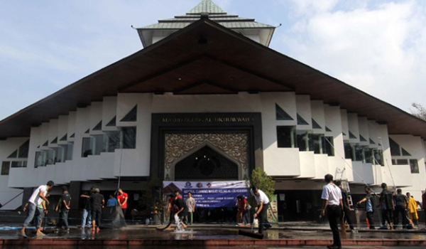 masjid-agung-al-ukhuwah-tetap-gelar-shalat-jumat-dan-berjamaah