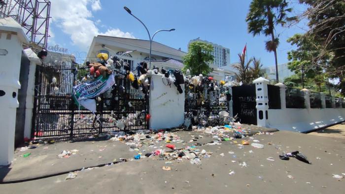 pagar-dprd-jabar-dipenuhi-sampah-ibu-ibu-ini-tempat-sampah