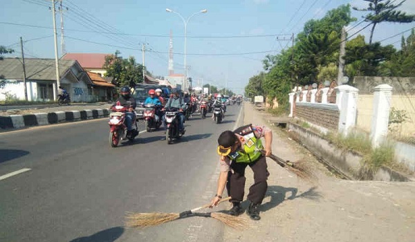 polres-indramayu-tertibkan-penyapu-uang-di-jembatan-kali-sewo