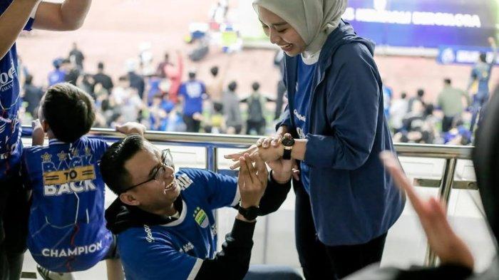 putra-dedi-mulyadi-melamar-wabup-garut-dihadapan-para-bobotoh-di-gbla