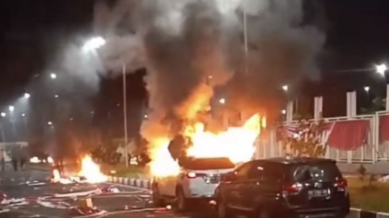 ricuh-persipura-vs-adhyaksa-fc-25-mobil-dibakar