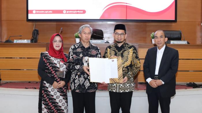 ustadz-adi-hidayat-ditetapkan-jadi-dosen-tetap-di-upi