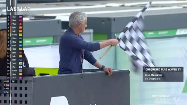 mourinho-pengibar-bendera-finish-penyerah-trofi-motogp-portugal