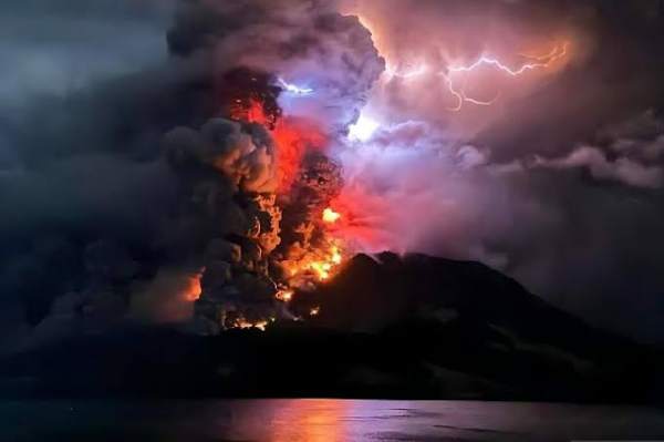 gunung-ruang-erupsi-pvmbg-naikkan-status-jadi-awas