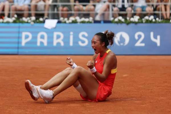 zhing-qinwen-tak-terkalahkan-usai-kalahkan-swiatek-di-semifinal-tenis