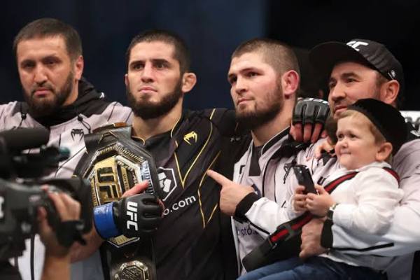 khabib-sebut-islam-makhachev-bakal-pertahankan-gelar-juara-ufc-di-2025