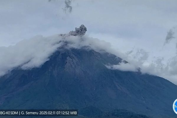 gunung-semeru-kembali-erupsi-dengan-tinggi-letusan-hingga-700-meter