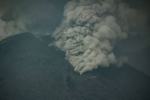 gunung-lewotobi-laki-laki-erupsi-lontarkan-abu-setinggi-900-meter