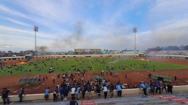 kericuhan-laga-persela-vs-persijap-gawang-dibakar-hingga-pecah-kaca