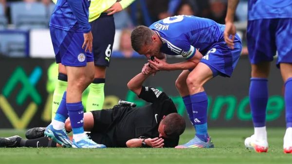 viral-momen-jamie-verdy-tiup-peluit-saat-wasit-tersungkur