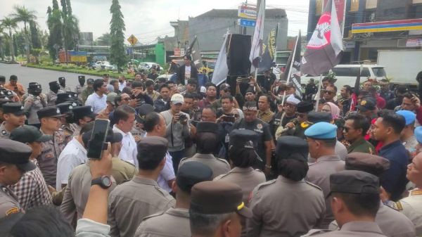 aksi-berdarah-warnai-demonstrasi-di-tasikmalaya