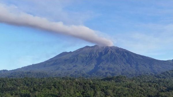 gunung-raung-erupsi-letusan-setinggi-2000-meter-dari-puncak