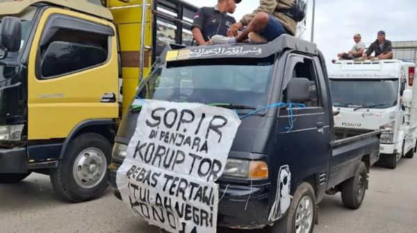 puluhan-supir-truk-blokade-tol-palimanan-tolak-odol