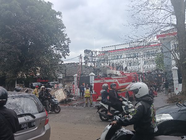 massa-tembus-ke-dalam-lobi-gedung-dprd-jabar-sabtu-petang