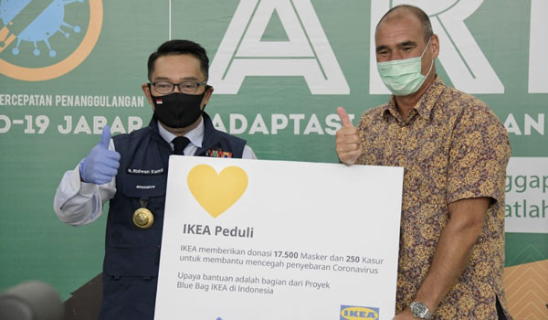 jabar-terima-donasi-masker-dan-matras-dari-ikea