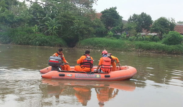 remaja-mabuk-jatuh-ke-sungai-citarum-dan-menghilang