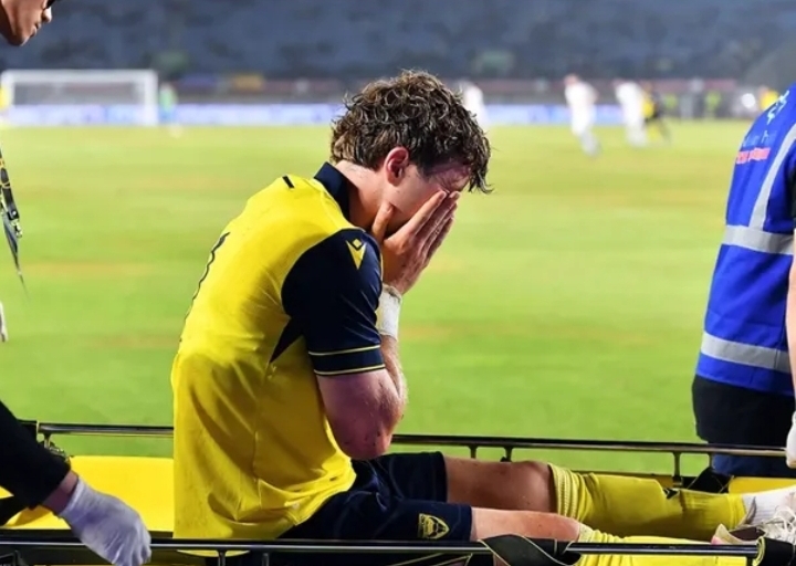oxford-bantai-arema-empat-gol-tanpa-balas-romeny-cedera